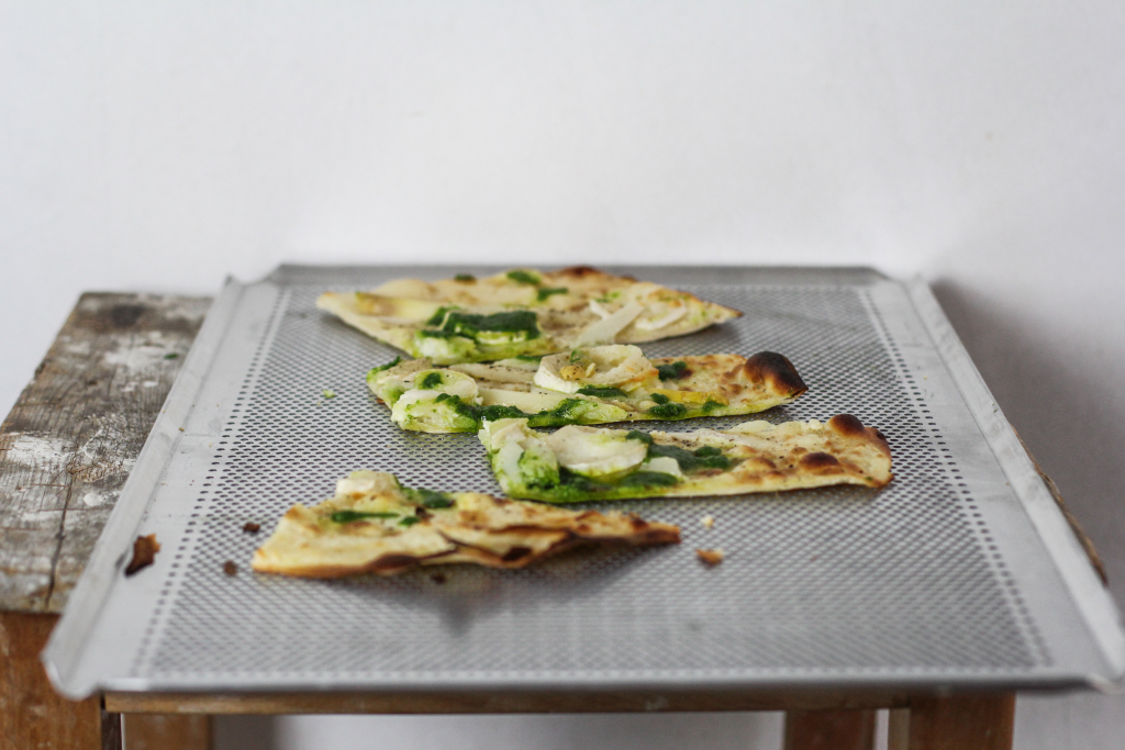 Spargel Flammkuchen Mit Ziegenkase Und Petersilienpesto Bauchgold